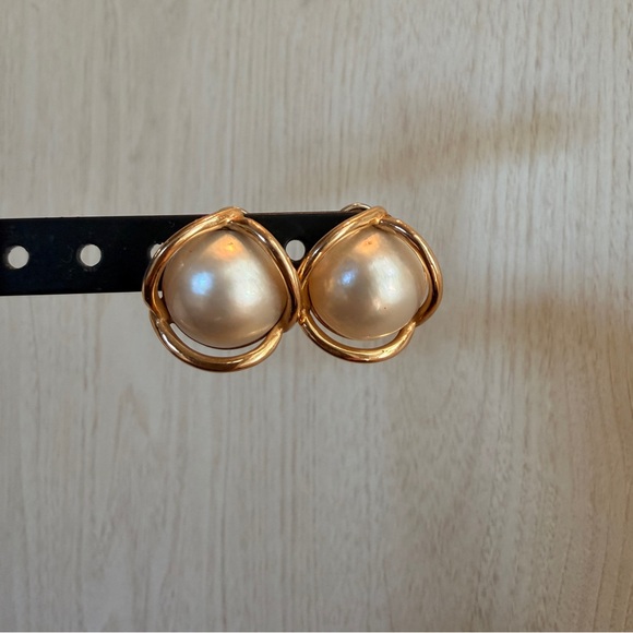 Vintage 14k gold Mabe Pearl Earrings lever Back Vintage (circa 1960s–1980s) - Picture 2 of 12